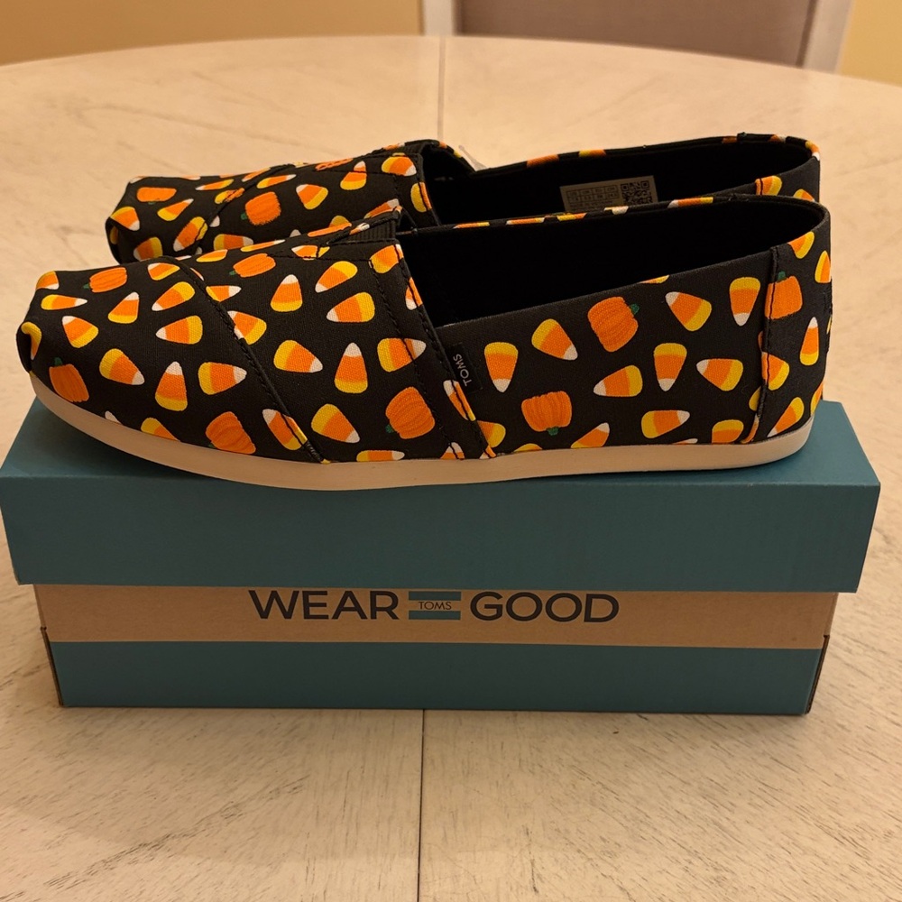 NWT TOMS Black and Orange Candy Corn Halloween Slip-Ons - Picture 3 of 7